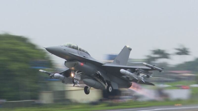 汉光演习战备跑道起降,改良升级F-16V首次亮相。(记者李宗翰摄)
