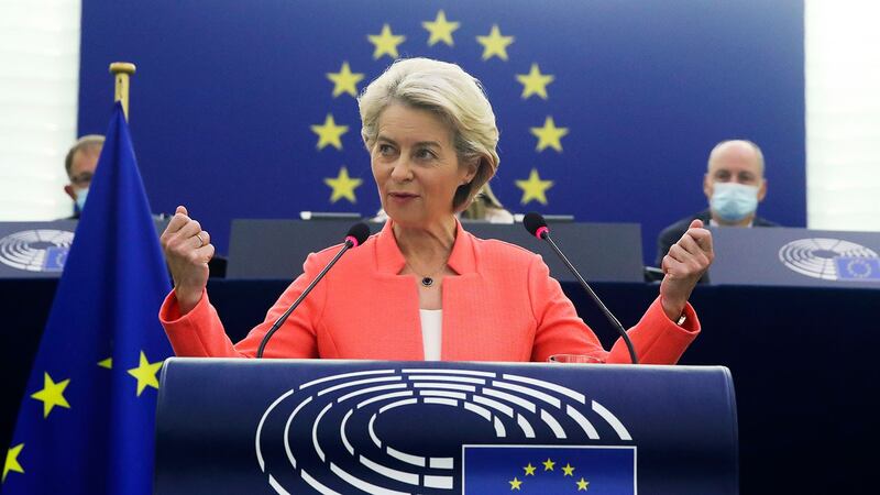 2021年9月15日,欧洲联盟执行委员会主席冯德莱恩(Ursula von der Leyen)在年度盟情咨文演说中告诉欧洲议会(European Parliament),将启动“全球通道”计划,以与中国的“一带一路”倡议相互竞争。(美联社图片)