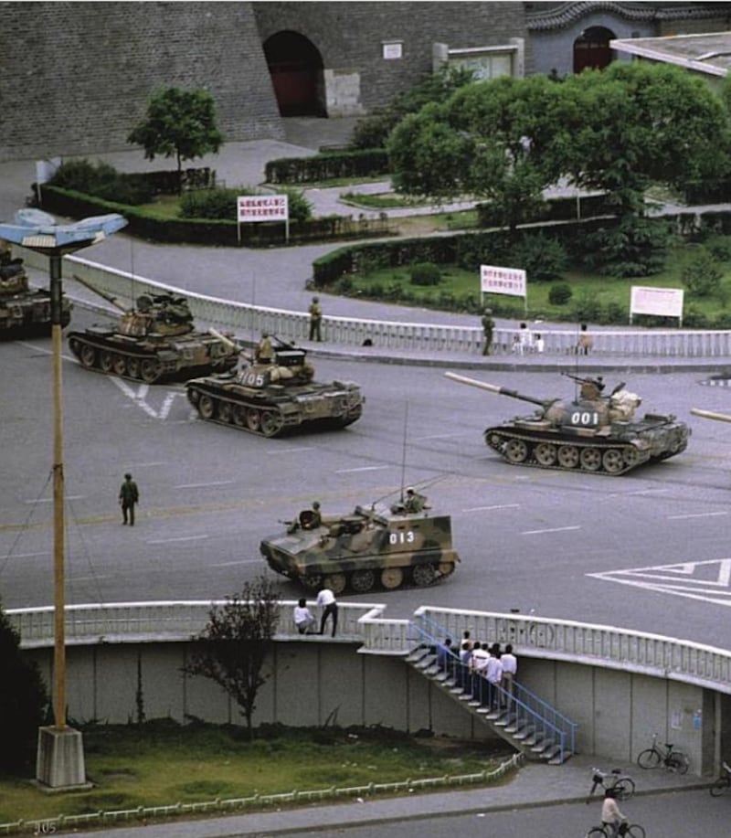 1989年6月5日的建国门立交桥上部署的坦克。(六四档案图)