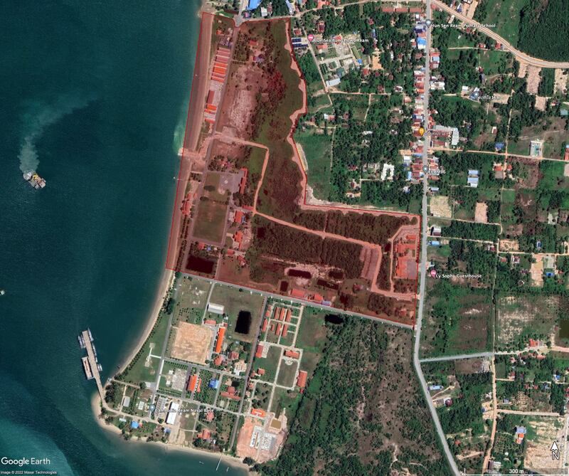 红色区域疑似中国接管的云壤海军基地(供图:Tom Shugart/ Google Earth )