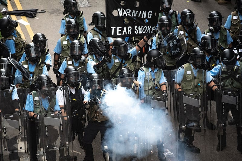 2019年6月12日,香港市民反《逃犯条例》示威活动中,警察向示威者发射催泪弹。(法新社)