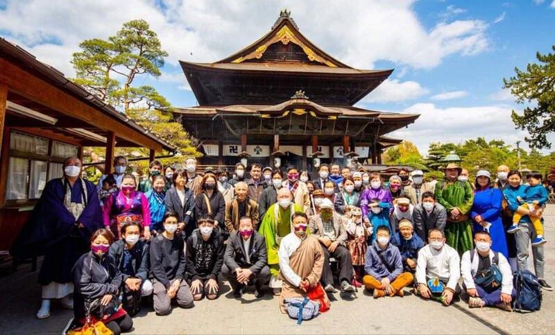 日本长野县善光寺外,抗议者合影。(志愿者提供/记者乔龙)