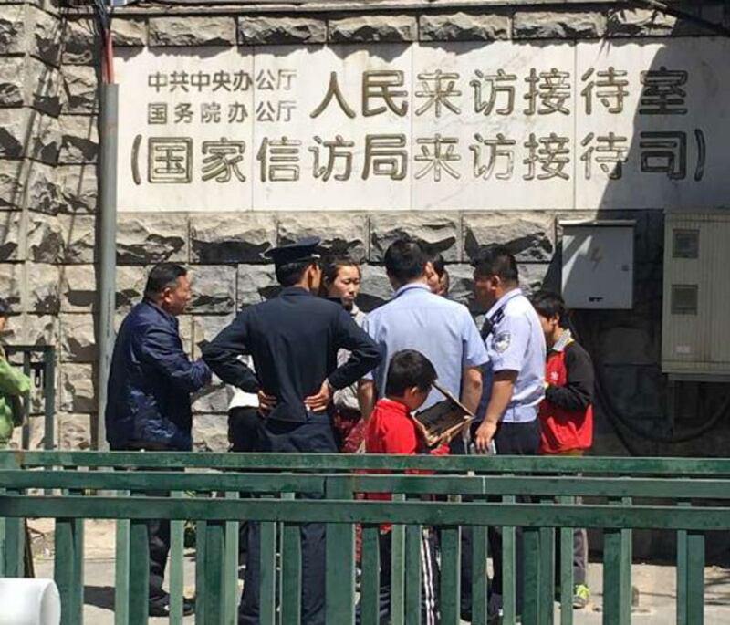 2017年5月5日,河南访民胡大料5名仍在求学的孩子,为了打听被刑拘父亲的情况,来到国家信访局了解,被保安查问。(受访者提供)