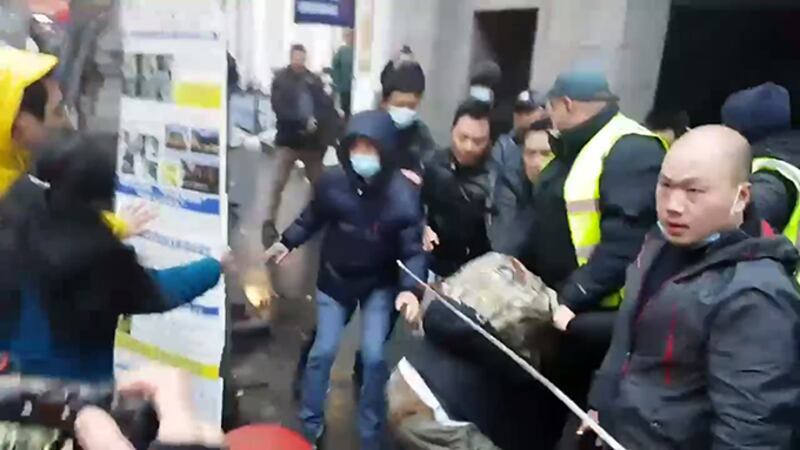 主办方称“没有证据表明有人使用武器”,然而本台翻查事发片段,显示冲突期间有人手持金属捧施袭,本台亦在现场垃圾桶发现遗下的金属棍和木条。(视频截图)