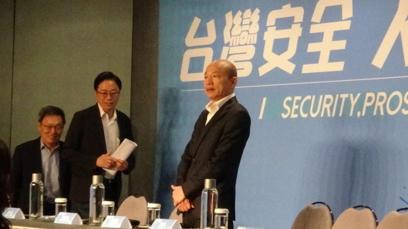 国民党总统参选人韩国瑜14日率国政顾问团与外媒会面。(记者夏小华摄)