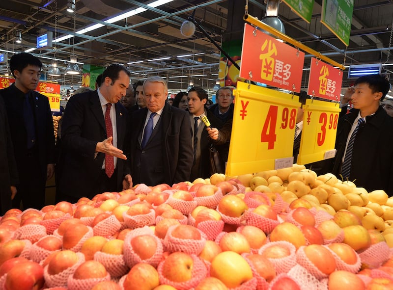 资料图片：2013年12月5日, 法国总理让-马克•艾罗（Jean-Marc Ayrault）（左三）访问北京时参观了一家家乐福商店。（法新社）