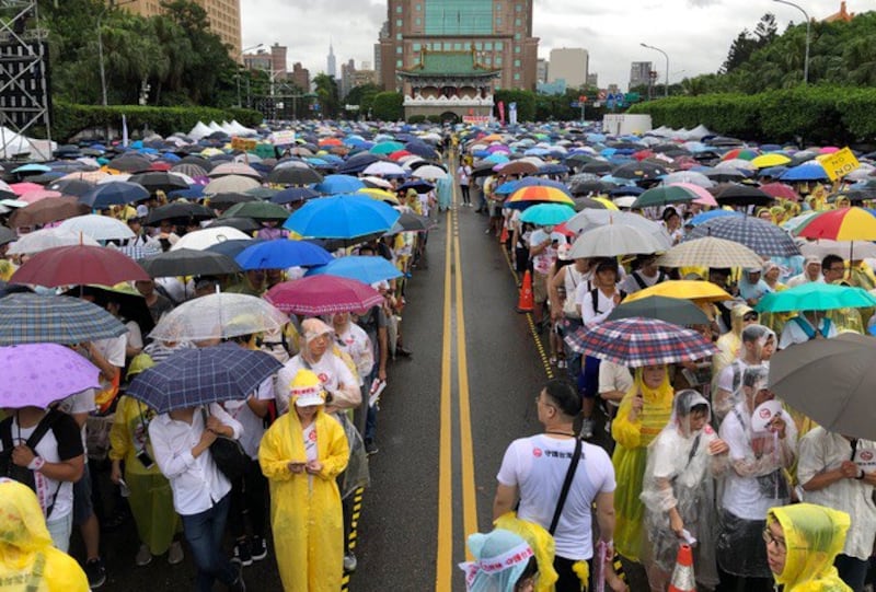 台湾“反红色媒体”总统府前集会。(记者夏小华摄)