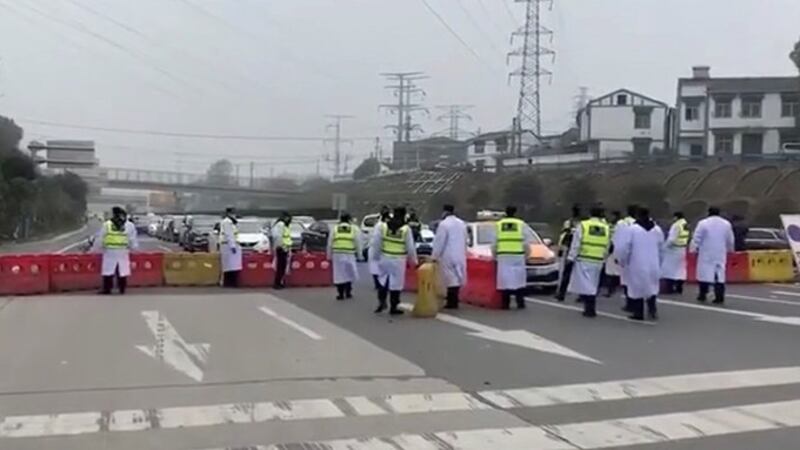 武鄂高速公路龚家岭主线收费站于1月23日中午一点关闭(视频截图)