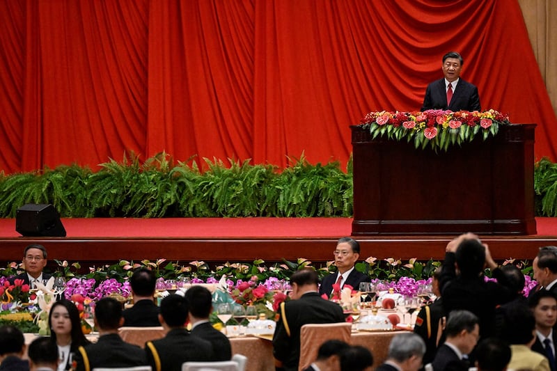 2023年9月28日,中华人民共和国74周年国庆节前夕,中国国家主席习近平在人民大会堂举行的招待晚宴上发表讲话。(路透社)