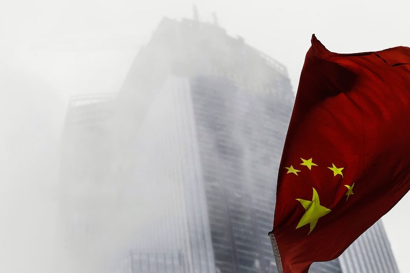 中国国旗在广州市的一个建筑工地前飘扬。(路透社)