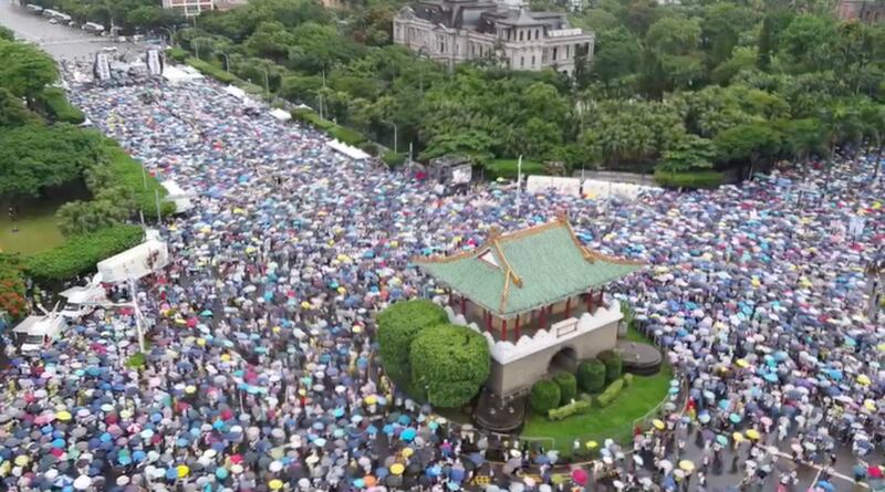 623台湾“反红色媒体”总统府前集会。(主办单位提供空拍画面)