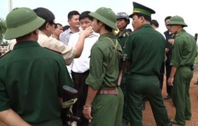 Công an biên phòng Việt Nam ngăn chặn không cho Dân biểu đảng Sam Rainsy đến xem xét cột