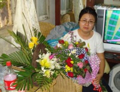LS. Lê Thị Công Nhân khóc khi nhận những bó hoa của bạn bè gởi đến sau khi cô ra tù.