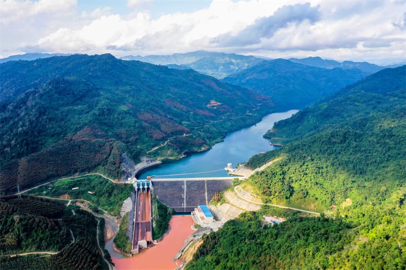 中国电建集团在南欧江开发梯级水电,因老挝拖欠电费,今年中国电建提出仲裁讨债。