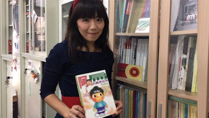 台湾师范大学副教授庄佳颖曾研究扁帽工厂出版著作。(记者夏小华摄)