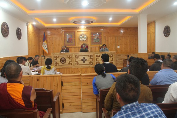 བཀའ་ཤག་ལ་མ་ཉེས་ཁག་གཡོགས་ཀྱི་གྱོད་གཞི་བཙུགས་པའི་ཁ་མཆུ་ཨང་༢༠དེའི་གནད་དོན་གཏན་འབེབས་ཀྱི་ཉན་ཞིབ་བོད་མིའི་སྒྲིག་འཛུགས་ཀྱི་ཆེས་མཐོའི་ཁྲིམས་ཞིབ་ཁང་དུ་གནང་བཞིན་པ།