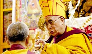 ༸གོང་ས་མཆོག་ལ་བརྟན་བཞུགས་ཕུལ་ཡོད་པ། ༸གོང་ས་མཆོག་ལ་བརྟན་བཞུགས་ཕུལ་ཡོད་པ།