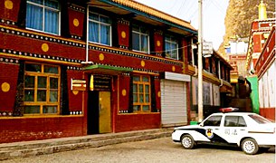 བྱ་ཁྱུང་དགོན་པའི་ནང་བཀའ་ཁྱབ་ཡི་གེ་བཀྲམས་པ། བྱ་ཁྱུང་དགོན་པའི་ནང་བཀའ་ཁྱབ་ཡི་གེ་བཀྲམས་པ།