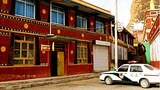 བྱ་ཁྱུང་དགོན་པའི་ནང་བཀའ་ཁྱབ་ཡི་གེ་བཀྲམས་པ།
