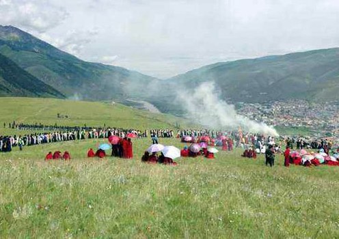 ཁམས་རྟའུ་རྫོང་དུ་སྐུའི་འཁྲུངས་སྐར་ཉིན་རྒྱ་ནག་དམག་མིས་བོད་མིའི་ཐོག་མེ་མདའ་བརྒྱབ་སྐབས་ཀྱི་འདྲ་པར།
