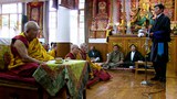 བཞུགས་སྒར་དུ་གཞུང་ཕྱོགས་ནས་གདུང་སེམས་མཉམ་བསྐྱེད།