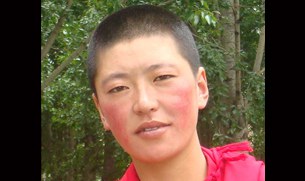 ཁམས་དཀར་མཛེས་རྫོང་དུ་གྲྭ་བཙུན་ནས་ངོ་རྒོལ། ཁམས་དཀར་མཛེས་རྫོང་དུ་གྲྭ་བཙུན་ནས་ངོ་རྒོལ།