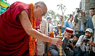 ༸གོང་ས་མཆོག་ནས་ཀང་ར་རྒྱལ་པོའི་འགྲེམས་སྟོན་ཁང༌དབུ་འབྱེད། ༸གོང་ས་མཆོག་ནས་ཀང་ར་རྒྱལ་པོའི་འགྲེམས་སྟོན་ཁང༌དབུ་འབྱེད།