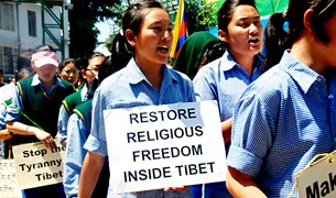 བཙན་བྱོལ་བོད་མི་ཚོས་རྒྱ་ནག་ལ་ངོ་རྒོལ། བཙན་བྱོལ་བོད་མི་ཚོས་རྒྱ་ནག་ལ་ངོ་རྒོལ།