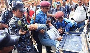 བལ་ཡུལ་དང་བོད་ཀྱི་ས་མཚམས་སུ་༡༧འཛིན་བཟུང༌། བལ་ཡུལ་དང་བོད་ཀྱི་ས་མཚམས་སུ་༡༧འཛིན་བཟུང༌།
