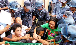 བལ་ཡུལ་ཉེན་རྟོག་པས་བོད་མི་༢༥འཛིན་བཟུང་བྱས་པ། བལ་ཡུལ་ཉེན་རྟོག་པས་བོད་མི་༢༥འཛིན་བཟུང་བྱས་པ།