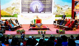 བཞུགས་སྒར་དུ་ཚན་རིག་དང་ནང་པའི་མཁས་དབང་བར་བགྲོ་གླེང༌། བཞུགས་སྒར་དུ་ཚན་རིག་དང་ནང་པའི་མཁས་དབང་བར་བགྲོ་གླེང༌།