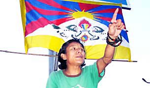 བལ་ཡུལ་དུ་བོད་མི་གཉིས་ལ་དུས་བཀག་བཙོན་འཇུག་བྱས་པ། བལ་ཡུལ་དུ་བོད་མི་གཉིས་ལ་དུས་བཀག་བཙོན་འཇུག་བྱས་པ།