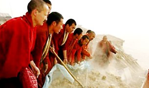 དགེ་འདུན་པ་ཚོས་ནུས་ལྡན་གྱི་རོགས་སྐྱོར་གནང་བཞིན་པ། དགེ་འདུན་པ་ཚོས་ནུས་ལྡན་གྱི་རོགས་སྐྱོར་གནང་བཞིན་པ།