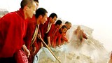 དགེ་འདུན་པ་ཚོས་ནུས་ལྡན་གྱི་རོགས་སྐྱོར་གནང་བཞིན་པ།