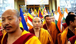 བཞུགས་སྒར་ནས་ལྡི་ལི་བར་ཞི་བའི་གོམ་བགྲོད། བཞུགས་སྒར་ནས་ལྡི་ལི་བར་ཞི་བའི་གོམ་བགྲོད།