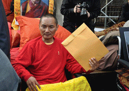 མཉམ་འབྲེལ་རྒྱལ་ཚོགས་ཀྱི་སྐུ་ཚབ་ཟས་བཅད་ངོ་རྒོལ་བ་བཞུགས་ཡུལ་དུ་ཆེད་ཕེབས་གནང་སྟེ་ཟས་བཅད་ངོ་རྒོལ་མཇུག་སྒྲིལ་གནང་བཞིན་པ།