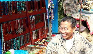ཚོང་རྫས་ཆུང་ངུ་རིཊ་བཙོང་ནས་འཚོ་བ་རོལ་བཞིན་པ། ཚོང་རྫས་ཆུང་ངུ་རིཊ་བཙོང་ནས་འཚོ་བ་རོལ་བཞིན་པ།