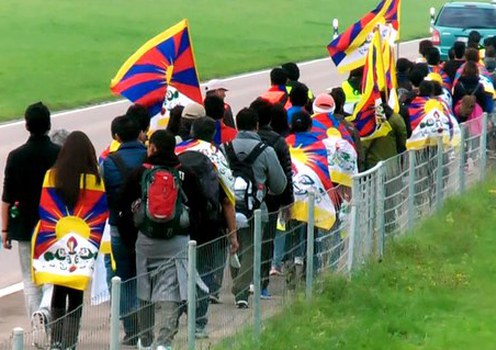 སུད་སི་ནངབོད་མི་དྲུག་ཅུ་ལྷག་གིས་གདུང་སེམས་མཉམ་བསྐྱེད་མཚོན་ཆེད་དུ་བོད་དོན་ཞི་བའི་གོམ་བགྲོད་བྱེད་བཞིན་ཡོད་པ།