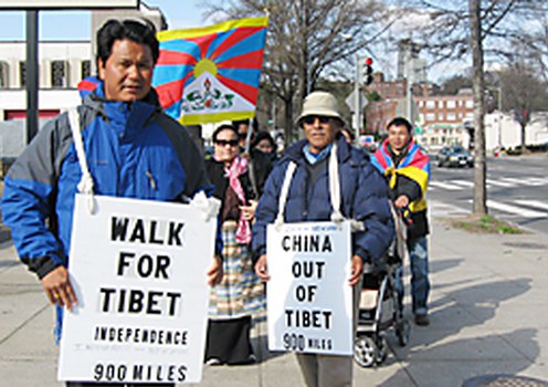སྐུའི་གཅེན་པོ་སྟག་ཚེར་རིན་པོ་ཆེ་མཆོག་གི་སྲས་འཇིགས་མེད་ནོར་བུ་ལགས་གོམ་བགྲོད་གནང་བཞིན་པ།