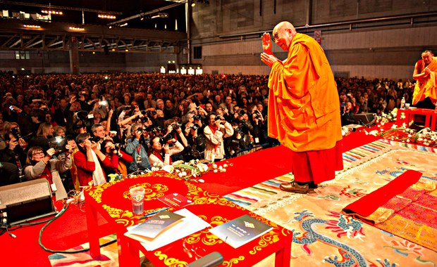 ཉེ་ཆར་༸གོང་ས་མཆོག་སུད་སིའི་ནང་ཆིབས་བསྒྱུར་གནང་སྐབས་ཀྱི་སྐུ་པར།