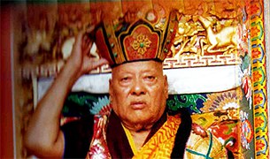 ༧སྐྱབས་རྗེ་ཀརྨ་ཆགས་མེད་རིན་པོ་ཆེ་སྐུ་ཕྲེང་བདུན་པ་ཀརྨ་བསྟན་འཛིན་ཕྲིན་ལས་མཆོག་དགོངས་པ་རྫོགས་ཡོད་པ།