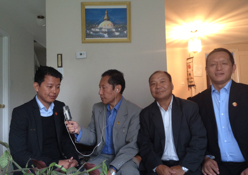ཚོང་ལས་སྡེ་ཚོགས་ཀྱི་འཐུས་མིར་བཅར་འདྲི་ཞུ་བཞིན་པ།