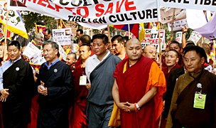 བཀའ་སྤྱི་གཉིས་ཀྱིས་སྣེ་ཁྲིད་འོག་བོད་དོན་ལས་འགུལ་སྤེལ་བ། བཀའ་སྤྱི་གཉིས་ཀྱིས་སྣེ་ཁྲིད་འོག་བོད་དོན་ལས་འགུལ་སྤེལ་བ།