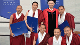 ཨ་རིའི་ཨེ་མོ་རི་གཙུག་ལག་སློབ་གྲྭར་དགེ་འདུན་པ་དྲུག་ནས་ལོ་གསུམ་རིང་ཚན་རིག་སློབ་སྦྱོང་གནང་ནས་སློབ་མཐར་སོན་པ།