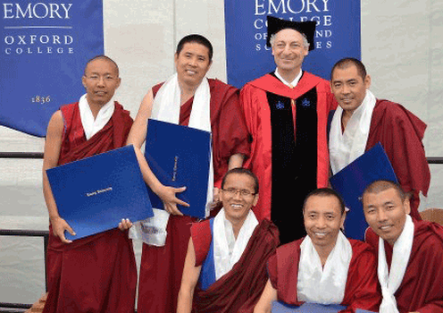 ཨ་རིའི་ཨེ་མོ་རི་གཙུག་ལག་སློབ་གྲྭར་དགེ་འདུན་པ་དྲུག་ནས་ལོ་གསུམ་རིང་ཚན་རིག་སློབ་སྦྱོང་གནང་ནས་སློབ་མཐར་སོན་པ།