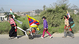 གསུམ་བཅུའི་དུས་དྲན་ནས་བཟུང་མ་བུ་གསུམ་གྱིས་རྒྱ་གར་ནས་ལྷ་ས་བར་ཞི་བའི་གོམ་བགྲོད་ཀྱི་ལས་འགུལ།