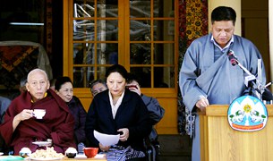 བཞུཊ་སྒར་དུ༸རྒྱལ་མཆོག་སྐུ་ཕྲེང་༡༣པའི་རྗེས་དྲན། བཞུཊ་སྒར་དུ༸རྒྱལ་མཆོག་སྐུ་ཕྲེང་༡༣པའི་རྗེས་དྲན།
