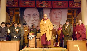 བཀྲ་ཤིས་ལྷུན་པོ་ནས་༸གོང་ས་མཆོག་ལ་བརྟན་ཞུགས། བཀྲ་ཤིས་ལྷུན་པོ་ནས་༸གོང་ས་མཆོག་ལ་བརྟན་ཞུགས།