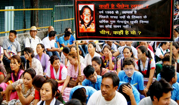 སྡེ་ར་ལྡུན་ས་གནས་སུ་པན་ཆེན་རིན་པོ་ཆེ་མཆོག་གི་འཁྲུངས་སྐར། སྡེ་ར་ལྡུན་ས་གནས་སུ་པན་ཆེན་རིན་པོ་ཆེ་མཆོག་གི་འཁྲུངས་སྐར།