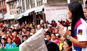 བལ་ཡུལ་བོད་མི་དང་བླངས་བ་ཚོས་མར་མེ་ཁྲོམ་སྐོར། བལ་ཡུལ་བོད་མི་དང་བླངས་བ་ཚོས་མར་མེ་ཁྲོམ་སྐོར།